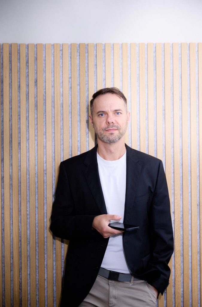 Christoph Schühlmann von SeeS3Health steht an der Wand