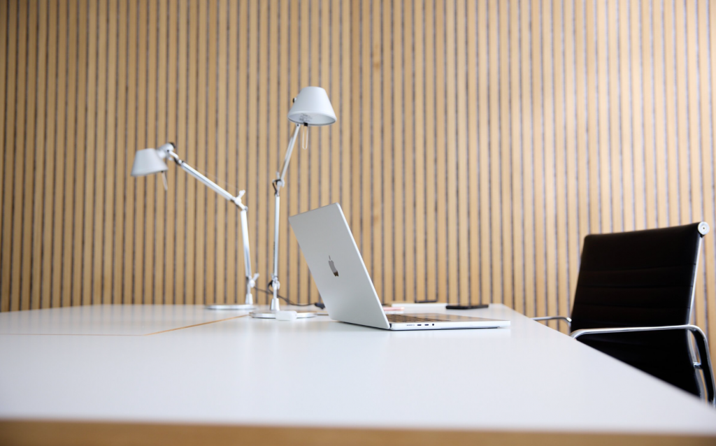 Christoph Schühlmann von SeeS3Health sitzt am Tisch