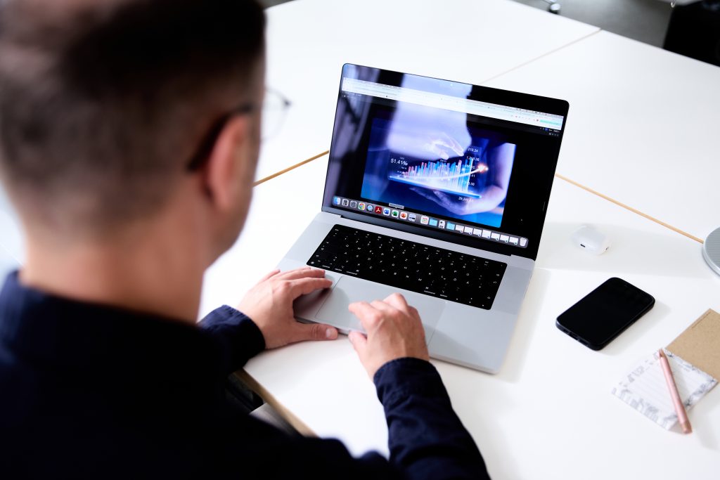 Christoph Schühlmann von SeeS3Health sitzt am Laptop